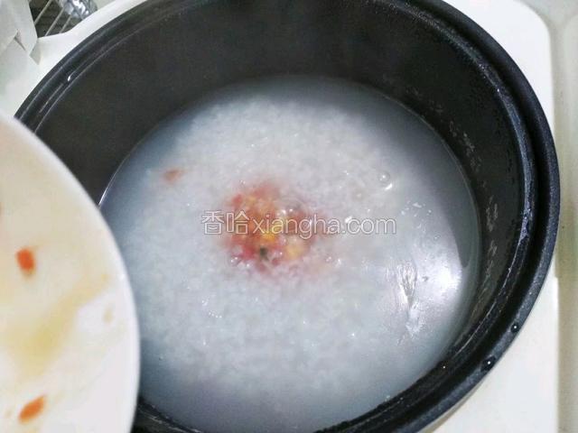 放入饺子馅儿搅拌均匀