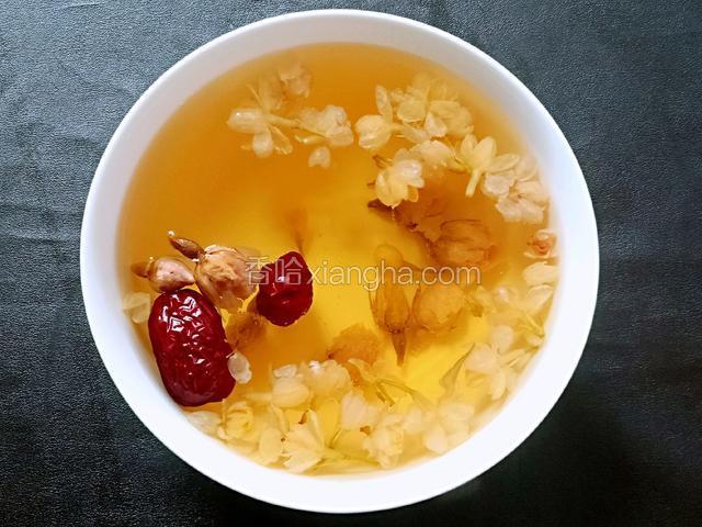 蒸好的花茶水色美，味醇厚，香气四溢
