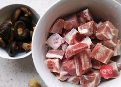 香菇蒸排骨的做法图解1