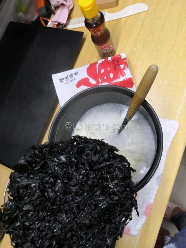 加入紫菜，紫菜煮散。