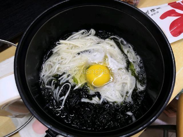 磕入一颗鸡蛋。