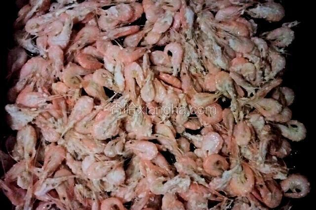平底锅中倒油开小火，油温七成热，放入小海虾煎熟煎酥即可