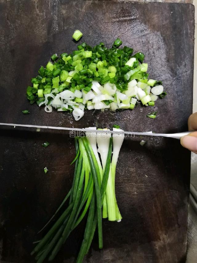 葱切小。豌豆洗净，冷水下锅，水开，滚两分钟，关火，晾晾。加豌豆比较香，也可以不加。