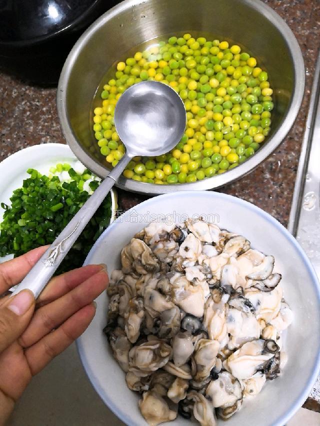 一般一锅用半斤蚝，将蚝和豌豆还有葱花混合在一个碗里。