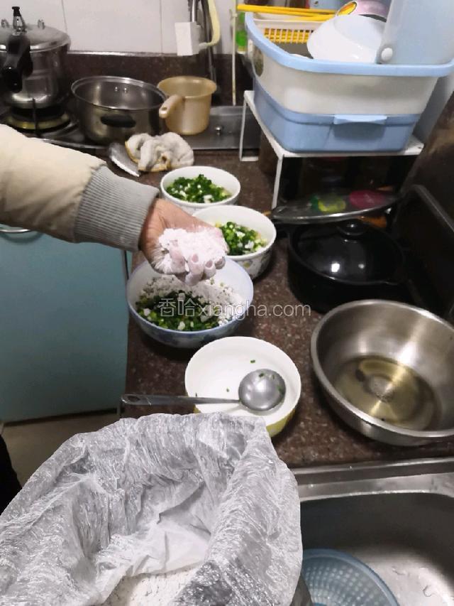 加三手地瓜粉，像图中一样，这么抓就可以了。和步骤三的混合食材一起搅拌均匀，不要用力过度，防止蚝被搅烂。