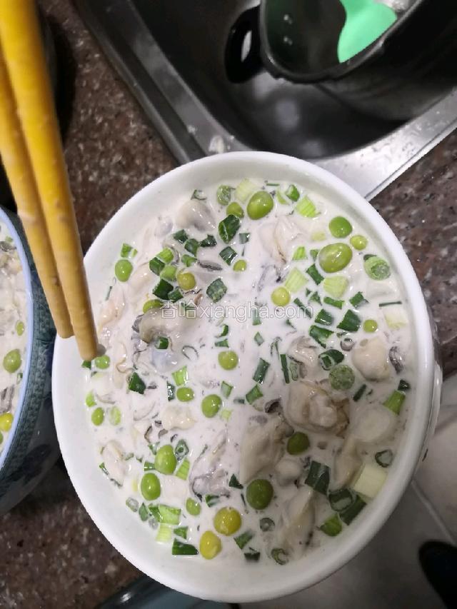 可以适量加一点点水，搅至图中这种状态。（注意筷子夹那里，浆可以自由滴下来的）
