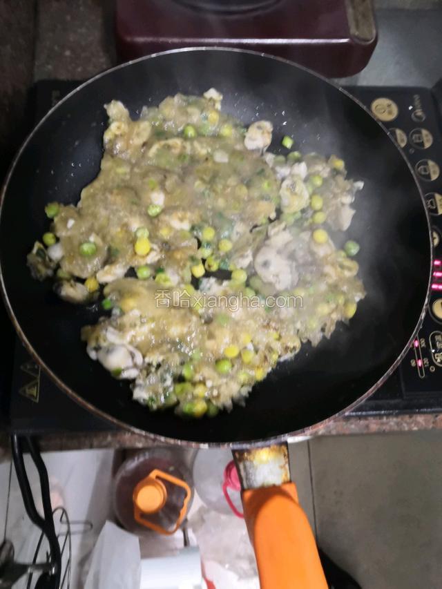 在锅底加油，油铺满锅底，开中火，倒入步骤五搅好的蚝烙浆，尽量薄，比较容易熟。