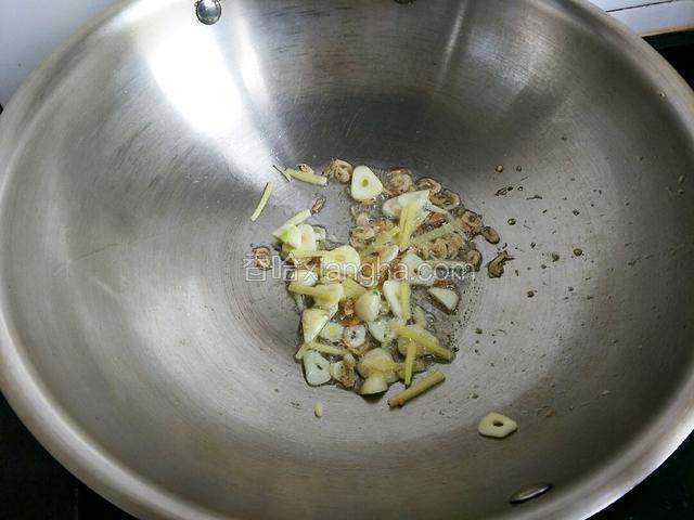 开火上锅，到适量油，姜蒜虾皮爆香。