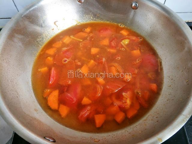 倒入一碗水没过食材即可。