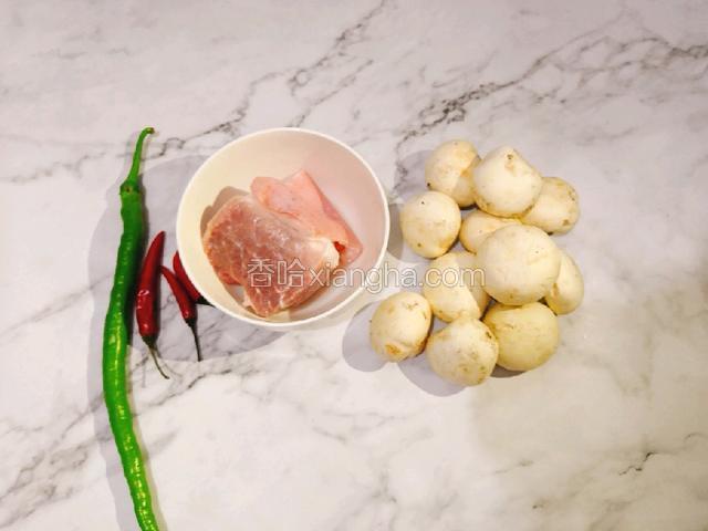 准备主要食材：白蘑菇、猪肉、小米辣、二荆条。