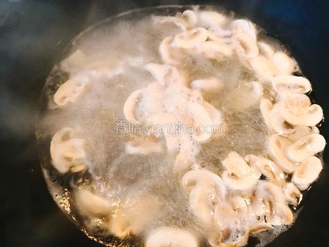 锅中加入凉水，烧开加入白蘑菇焯两分钟，捞出过凉水待用。