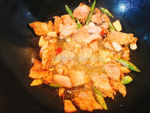炒香后放入猪肉，猪肉炒至八分熟。