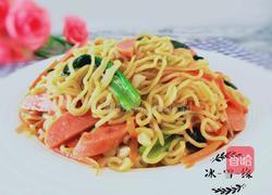 火腿蔬菜炒方便面的做法图解10