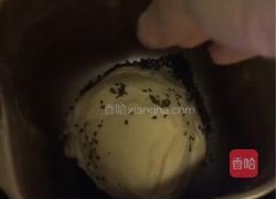  黑芝麻肠仔包的做法图解2