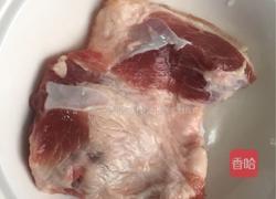 五花肉炖冻豆腐的做法图解1