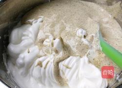 下午茶#8寸芝麻戚风蛋糕的做法图解13