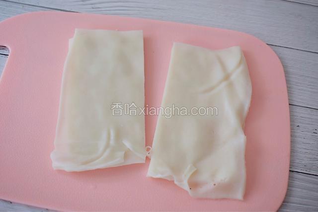 再把整张河粉切成自己想要的大小