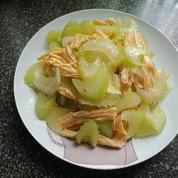 西芹炒腐竹的做法[图]