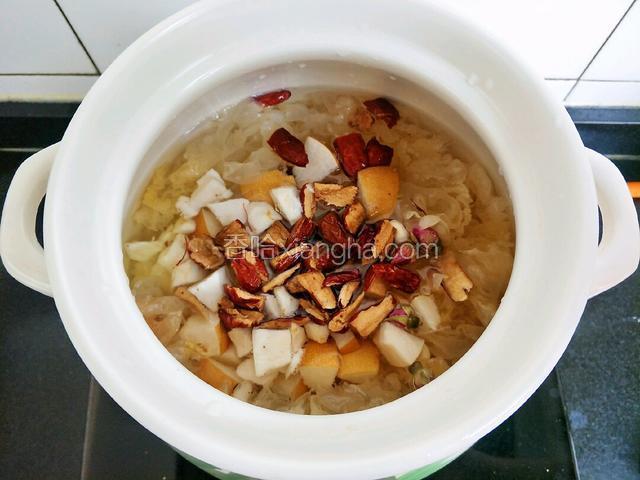 所有食材一起下锅加水(看自己想喝稀点还是稠点)，开炖，大概半小时。