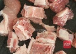 电饭煲莲藕胡萝卜排骨汤的做法图解1