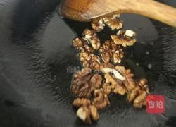 百合桃仁炒虾仁的做法图解4