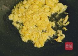 玉米豌豆鸡蛋火腿炒饭的做法图解2