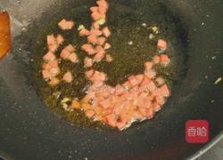 玉米豌豆鸡蛋火腿炒饭的做法图解3