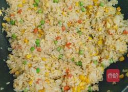 玉米豌豆鸡蛋火腿炒饭的做法图解6