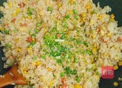 玉米豌豆鸡蛋火腿炒饭的做法图解7