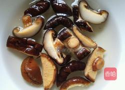 香菇鲫鱼汤的做法图解2