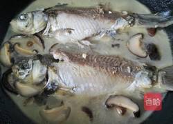 香菇鲫鱼汤的做法图解7