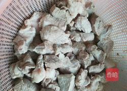 红烧肉炖土豆的做法图解1
