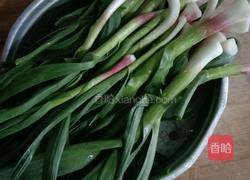 蒜苗炒鸡蛋的做法图解1