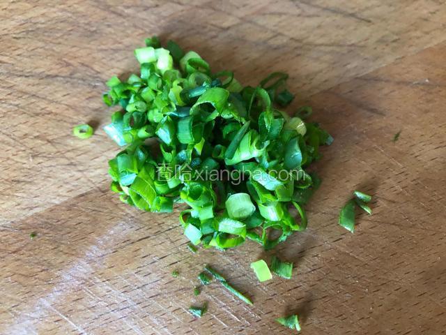 葱切成葱花。