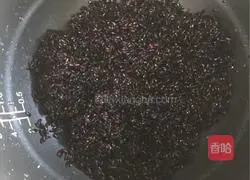Illustration of how to make steamed black glutinous rice cake 3