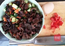 胡萝卜青瓜木耳炒鸡蛋的做法图解1