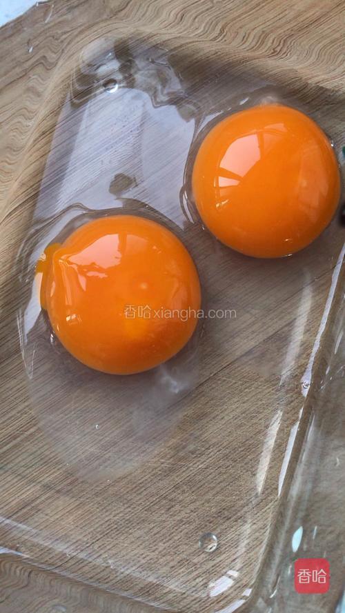 玻璃容器中放2个鸡蛋打散