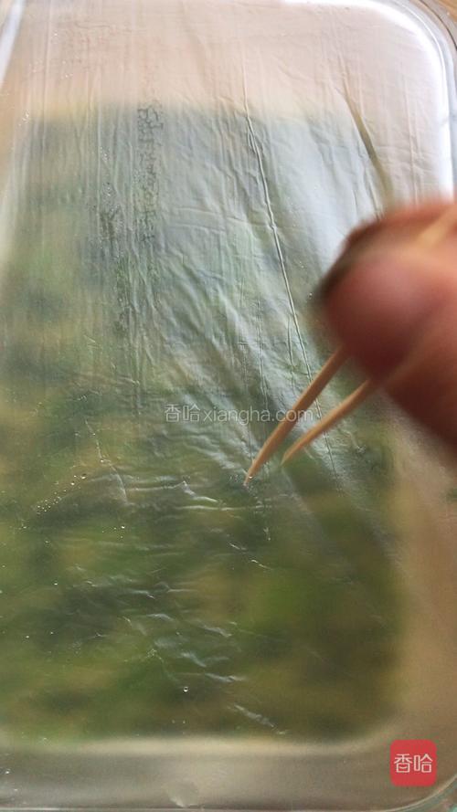 盖上保鲜膜用牙签扎几个小孔