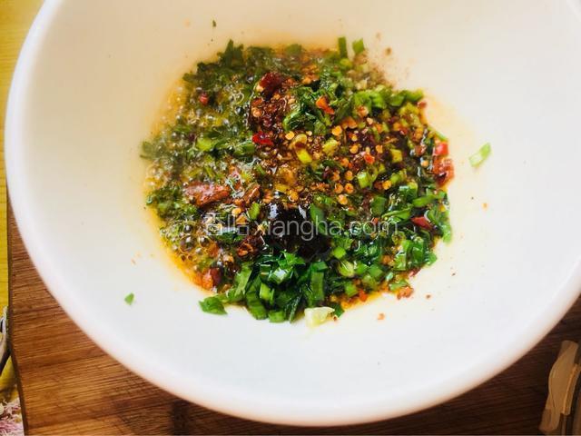 再将少许食用油泼在料碗里