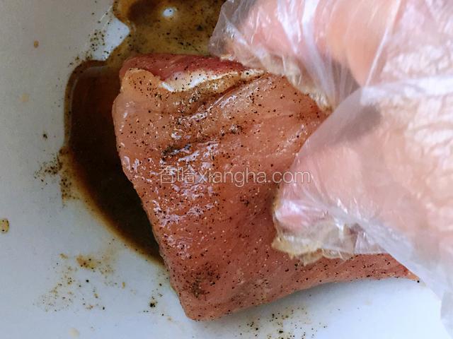 揉匀至酱汁被肉吸收，保鲜腌制二十四小时充分入味。