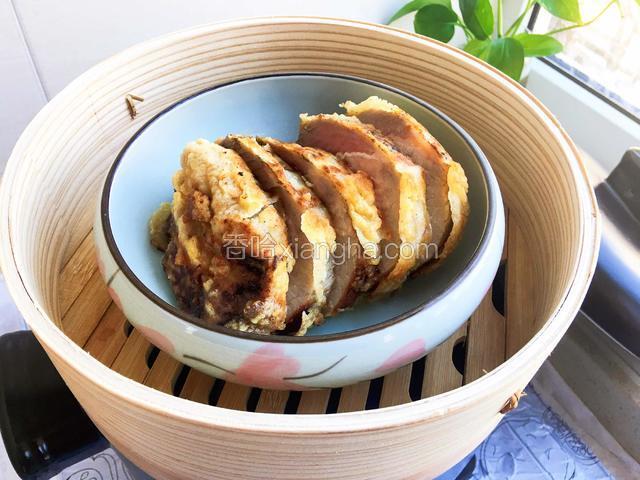 锅上汽后转中小火蒸三十～四十分钟，蒸透至肉酥烂。