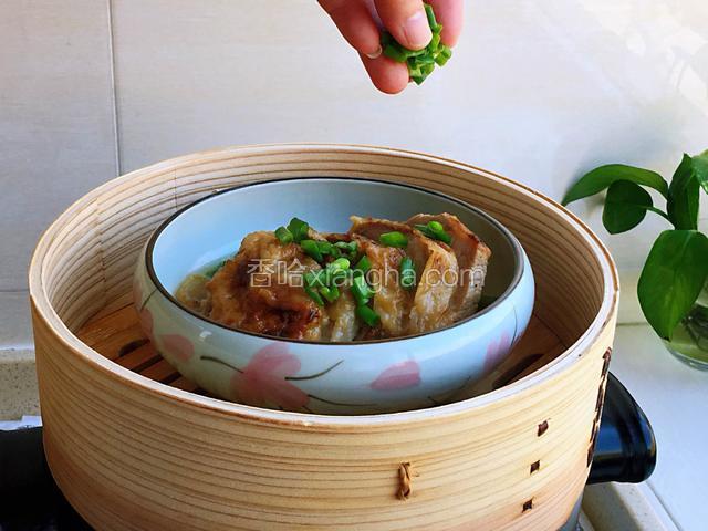 肉蒸好撒入适量香葱碎。