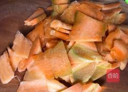 红萝卜蒸香肠的做法图解2