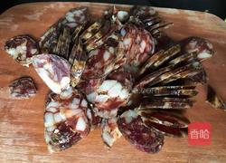 红萝卜蒸香肠的做法图解1