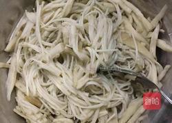 老干妈拌金针菇杏鲍菇的做法图解2