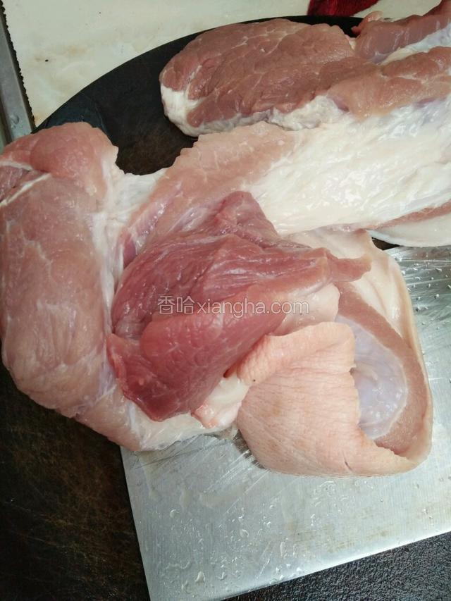 将猪肉剁碎调味