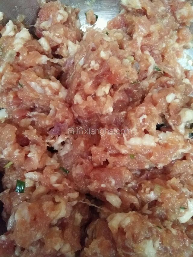 猪肉剁碎就把葱花一起和油盐酱油蚝油放下去剁碎搅拌，接着把鸡蛋也打下去搅拌