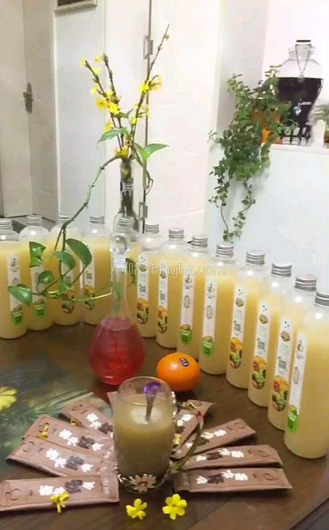 早晚搅拌下，看到表面一层泡沫，闻到果香味就发酵好了出桶