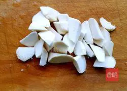 Illustration of how to steam Pleurotus eryngii with bean curd wing roots 2