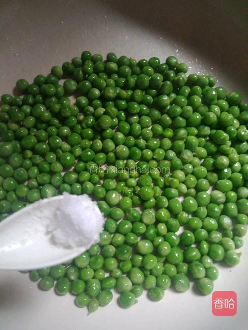  放入1小勺盐，翻炒均匀，关火